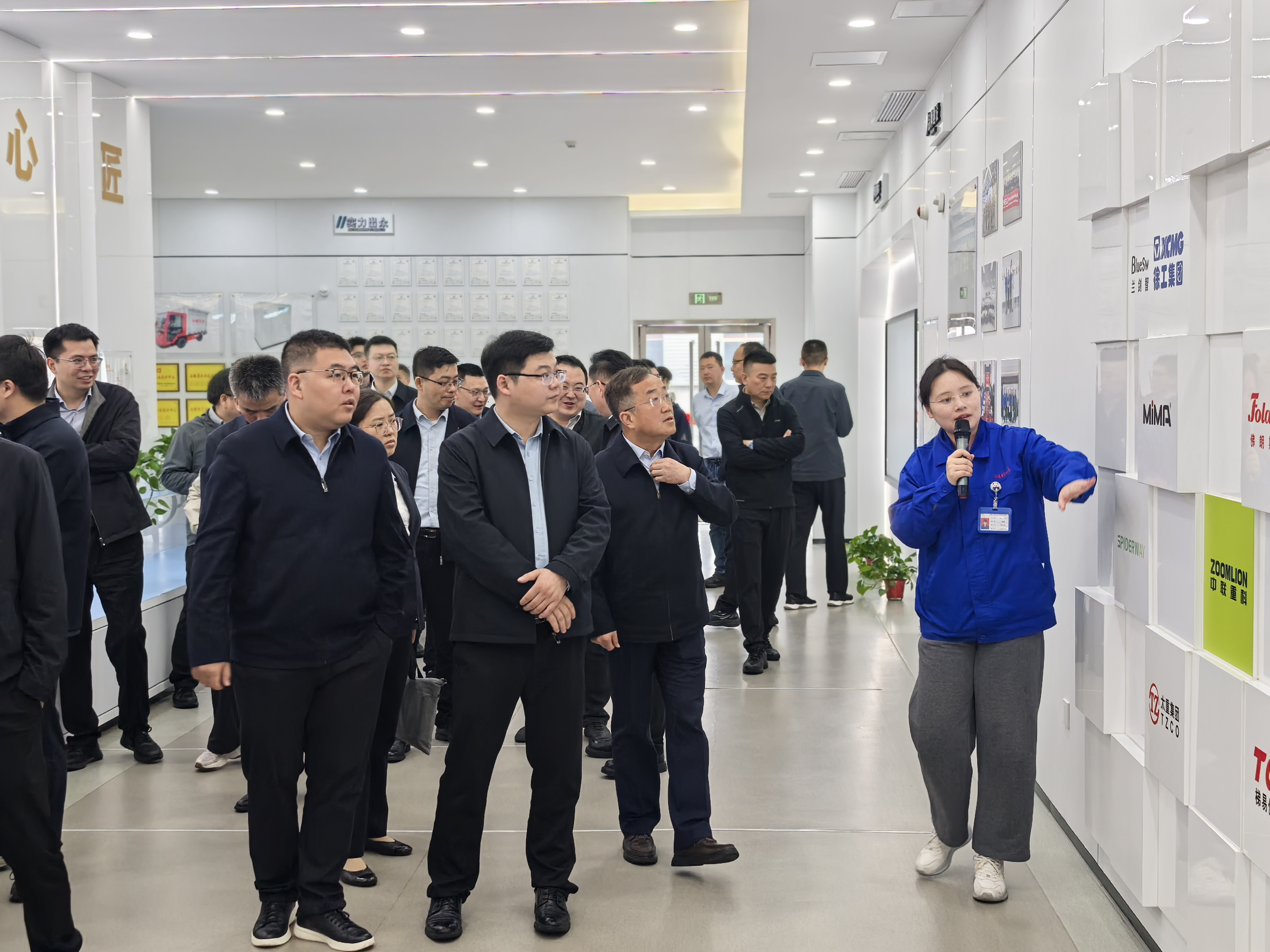 参观展厅.jpg 参观展厅.jpg