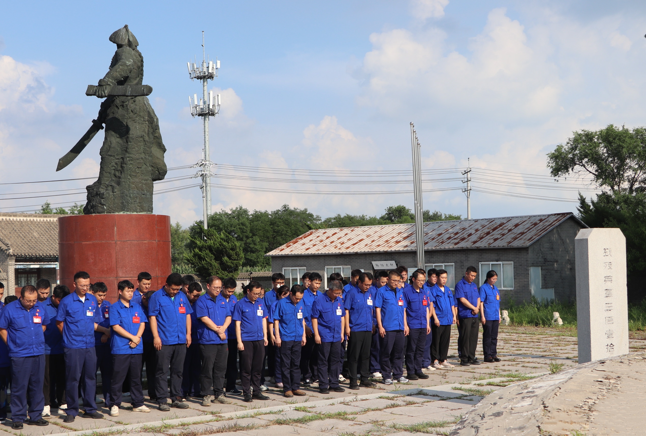 盘锦尊龙凯时整个党员、入党积极分子向殉国将士肃立默哀.JPG 盘锦尊龙凯时整个党员、入党积极分子向殉国将士肃立默哀.JPG