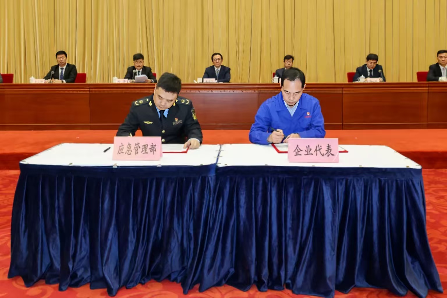 签定安全出产责任状.jpg 签定安全出产责任状.jpg