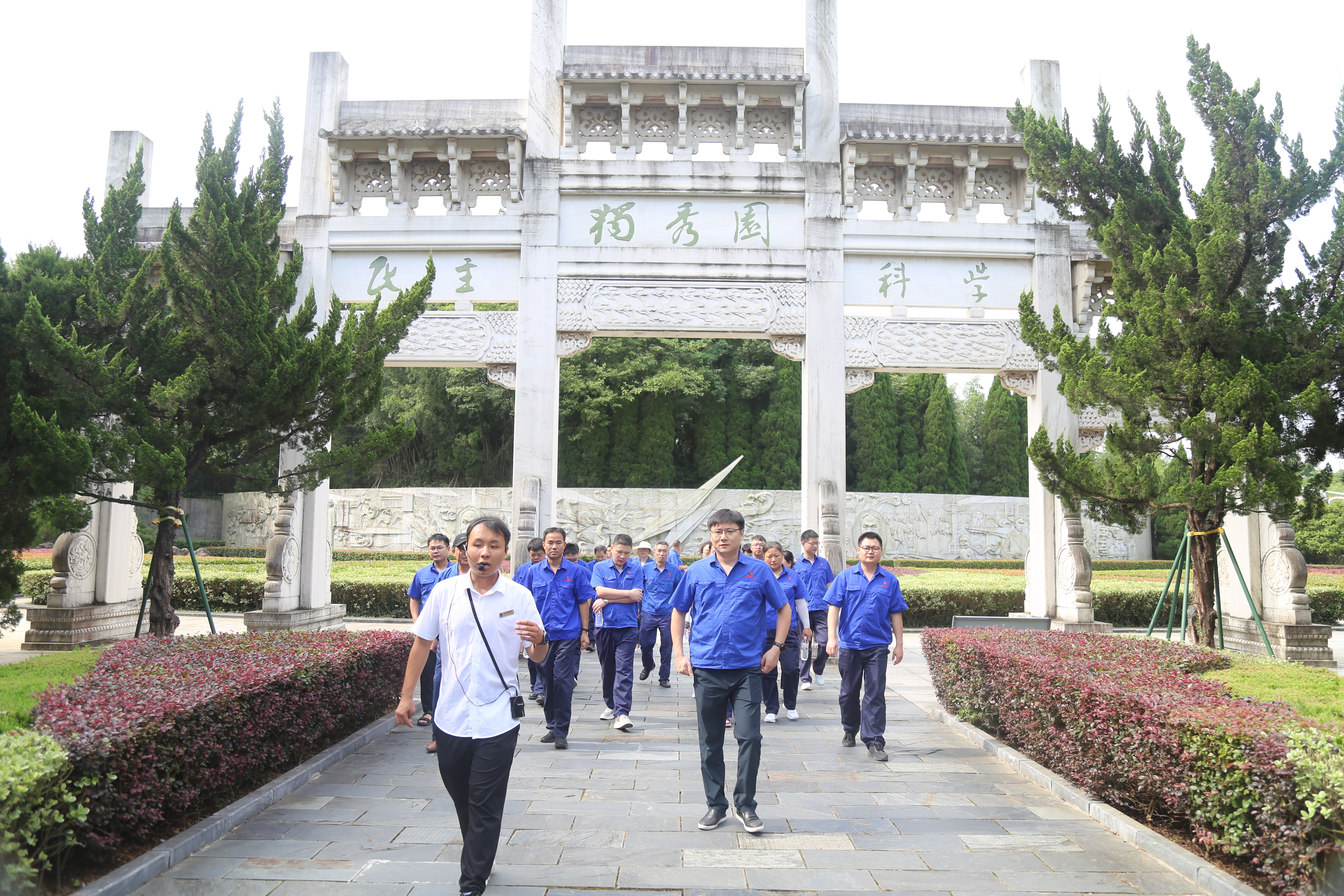 参观园区(一).JPG 参观园区(一).JPG